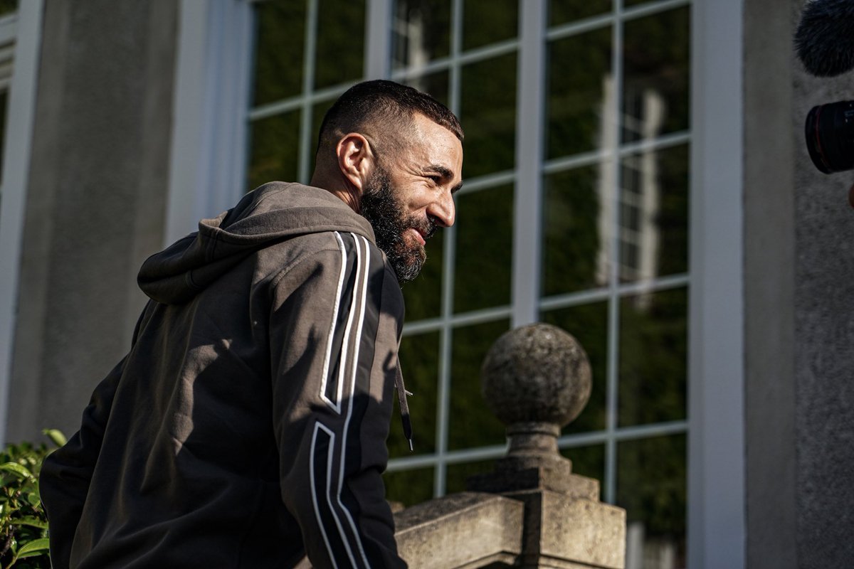 equipedefrance's tweet photo. Après avoir gagné sa 5ème Ligue des Champions (🥵), Karim @Benzema est arrivé à Clairefontaine ! 

#FiersdetreBleus https://t.co/JZ9MagNIRW