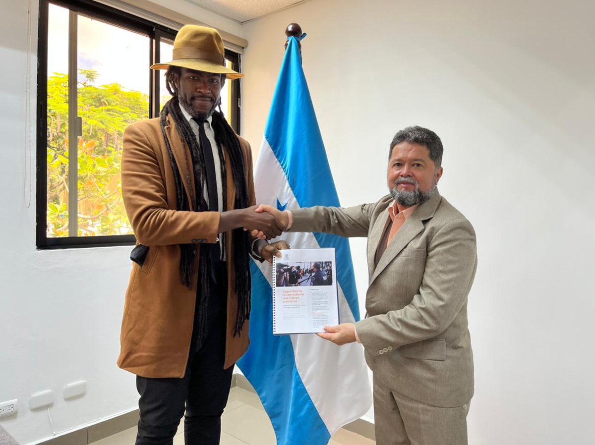 📍#Postivo | El Secretario de Seguridad Comisionado Gral.(r) Ramón Sabillon, sostuvo importante reunión con los señores Jaimon Knight y Nancy Aguirre, representantes de la UNESCO,quienes  ofrecieron su valioso apoyo para capacitar a funcionarios de la Policía Nacional