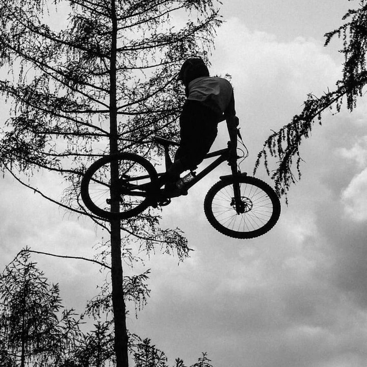LinesMag's tweet photo. Die Aussicht in der Luft genießen, evtl. eine Wildcard für den @crankworx Innsbruck Whip-off abstauben & Spenden generieren 😎
Klingt nach einem perfekten Programm für den Pfingstmontag?
👉 @whipoff.qualifier
#Dirtpark #WhipOff #Innsbruck https://t.co/bY8sVOViuQ https://t.co/u78F7Z7iK3