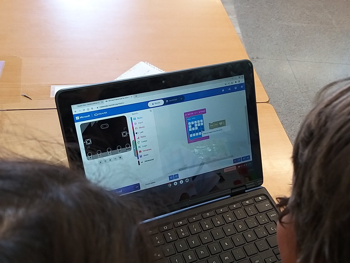 CasanovasIrene's tweet image. Els nens i nenes de #CicleInicial de l&apos;@EscolaGiroi  descobrim la #microbit i fem la nostra primera programació amb #MSMakeCode