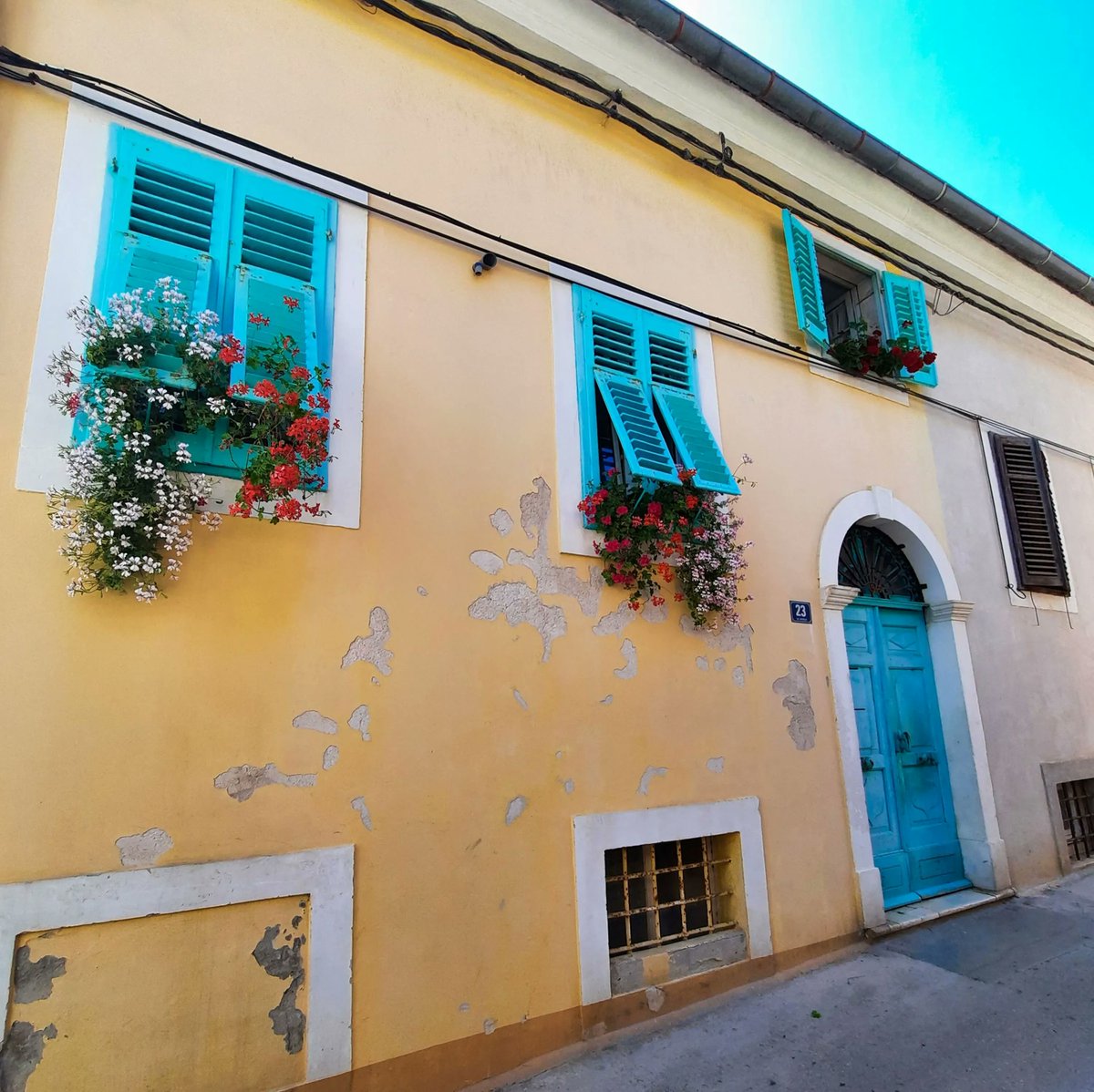 How adorable is this little house? Mali Lošinj is known as the 'Island of Vitality'. Everywhere, colours, scents & sounds reflect this. #DESTIMEDPLUS #MEETExperiences #MEETTrips2022 #golosinj #rhythmofsenses #natura2000 #go2losinj @MedEcotourism @IUCN_Med @aslagency