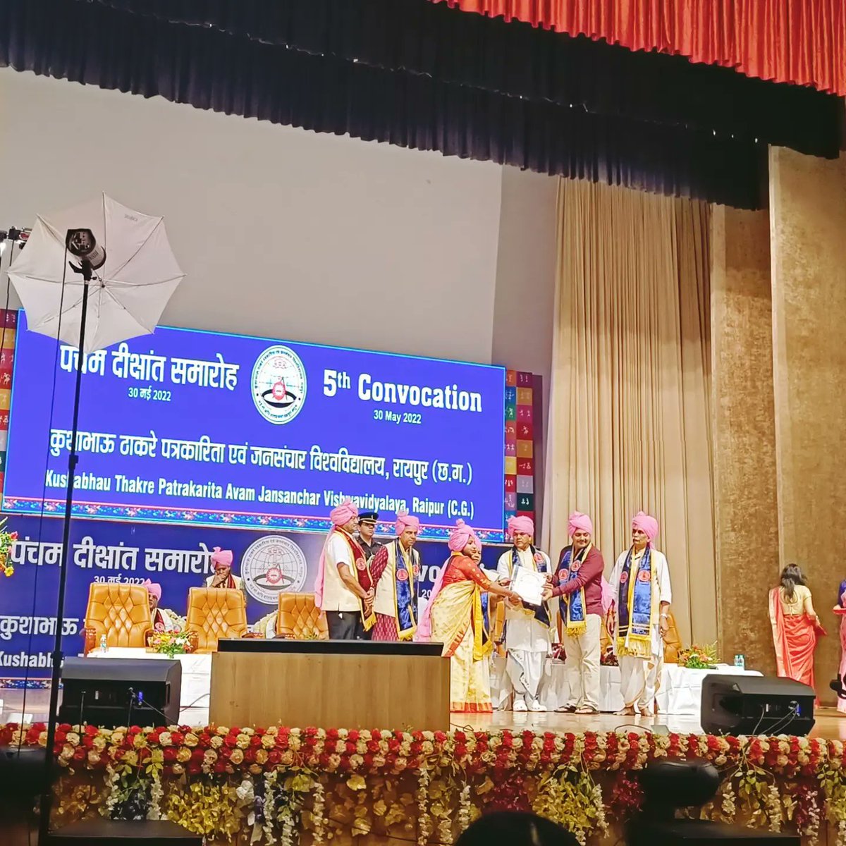 Roma76786's tweet photo. Honoured by Governer of Chhattisgarh Respected अनसुईया उइके Mam on the 5th Convocation of Kushabhau Thakre University of Journalism and Mass Communication.
#convocation 
#KTUJM 
#raipur 
#Chhattisgarh 
@Anilbaghel07 
@KushabhauV 
@DShahidali https://t.co/caNTZR0Yi5