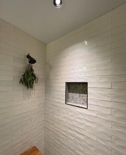 prioritylight's tweet photo. Priority Lighting, along with @rayonlighting, created this relaxing shower space with the capability of adjusting the degrees of warm lighting.  We used a black reflector to reduce glare and a wet location gimbal with spot optics to give it even more character.

#smartlighting https://t.co/uSnK7VNGXi
