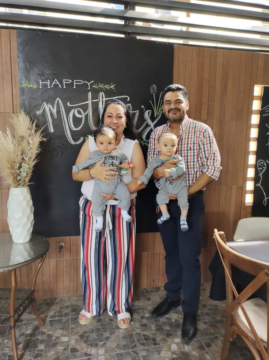YunehtPlauchu's tweet photo. 13 años, dos hijos, una familia e incontables bendiciones de parte de Dios. Feliz Aniversario amor Marco Antonio Santos Villalobos. Que Dios nos permita seguir trabajando en el pacto que hicimos y nos llene de sabiduría y amor #goals2022 #teamcompleto https://t.co/zyyazqUTTN