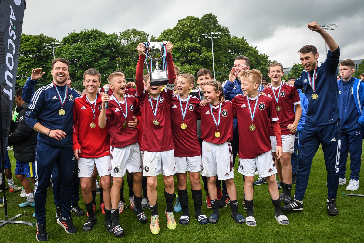 𝐇𝐔𝐆𝐄 thanks to our main sponsors @aiscout_app for their unbelievable support at the Clarets Academy International Cup 💙 It wouldn't have been possible without you! 🏆