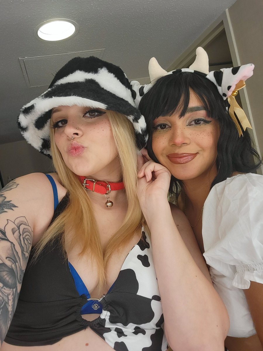 KetsuekiGirl's tweet photo. I have a lot of stuff to post about #momocon but what's really most important is #moomoocon 🐄 https://t.co/rPOvmyb07C