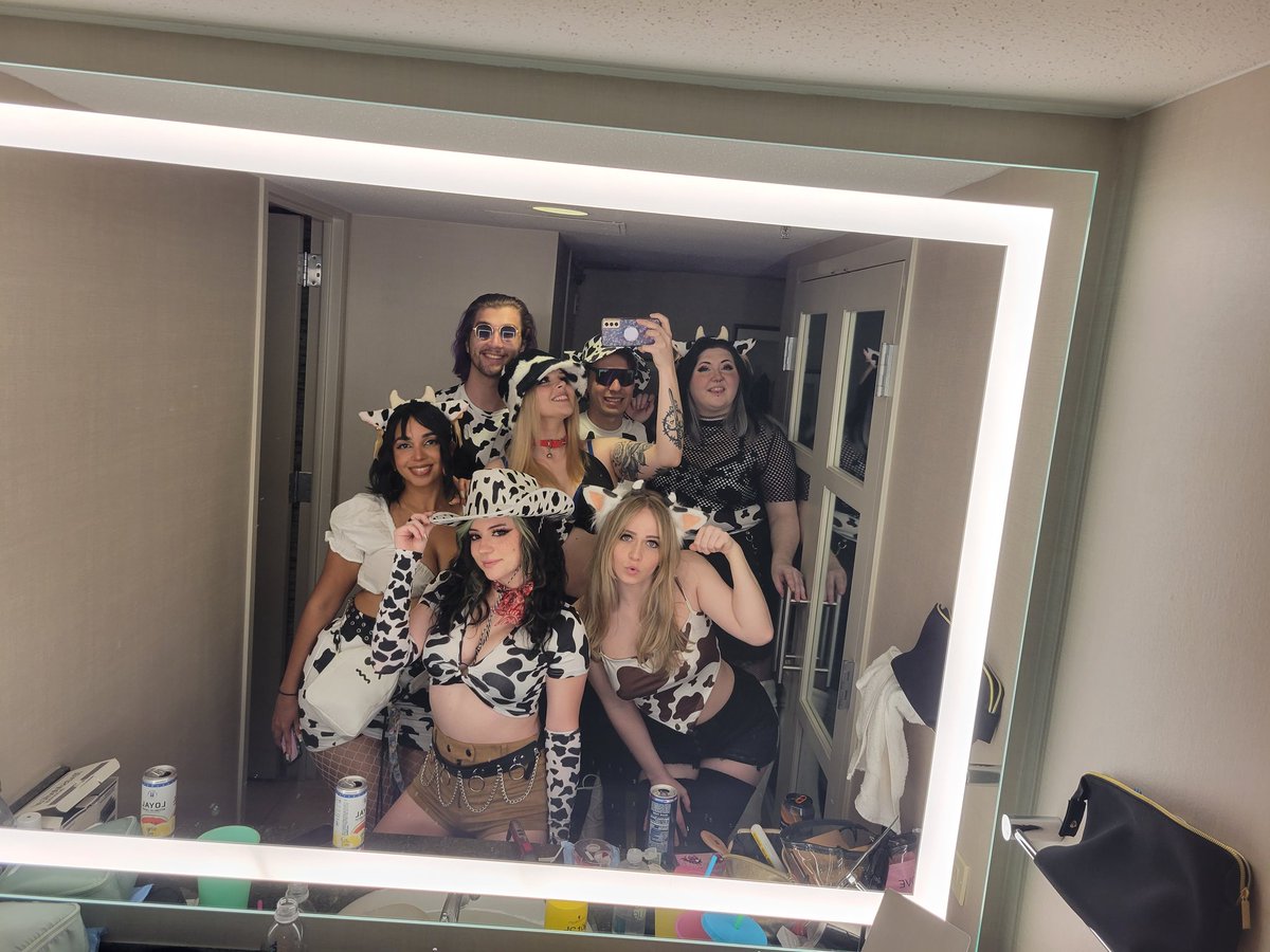 KetsuekiGirl's tweet photo. I have a lot of stuff to post about #momocon but what's really most important is #moomoocon 🐄 https://t.co/rPOvmyb07C