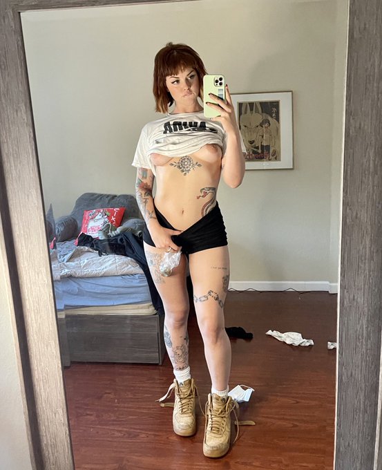 just a shorty &amp; her bag of weed 😌 https://t.co/ZizJBMi0zt