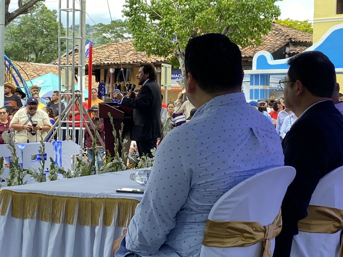 CalebNNavarro's tweet photo. El Vicepresidente, @fulloa51 nos honra con su presencia en esta celebración. 

Nos dice que orgullosamente sus raíces y las del Presidente, @nayibbukele también son del oriente. https://t.co/k7UzvzrP5p