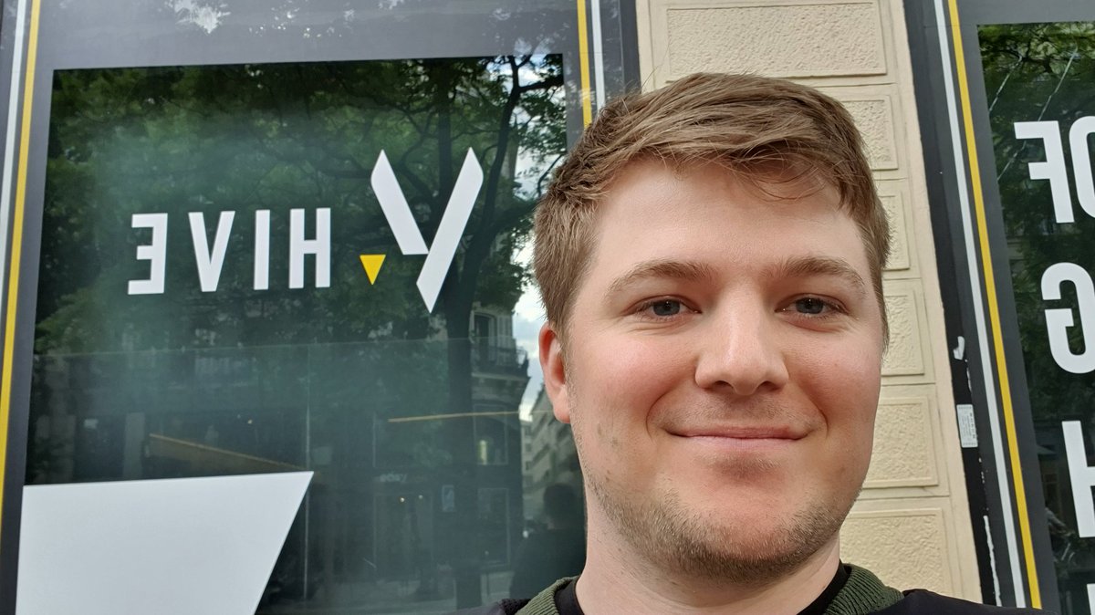 Alexringgaard's tweet image. I had my first day as a @TeamVitality employee today in the V.Hive in Paris🐝

I will be working on telling the story of our League of Legends team on all social channels and through content 🔥

Its been a great first day, and I can't wait to get going with the team🙌