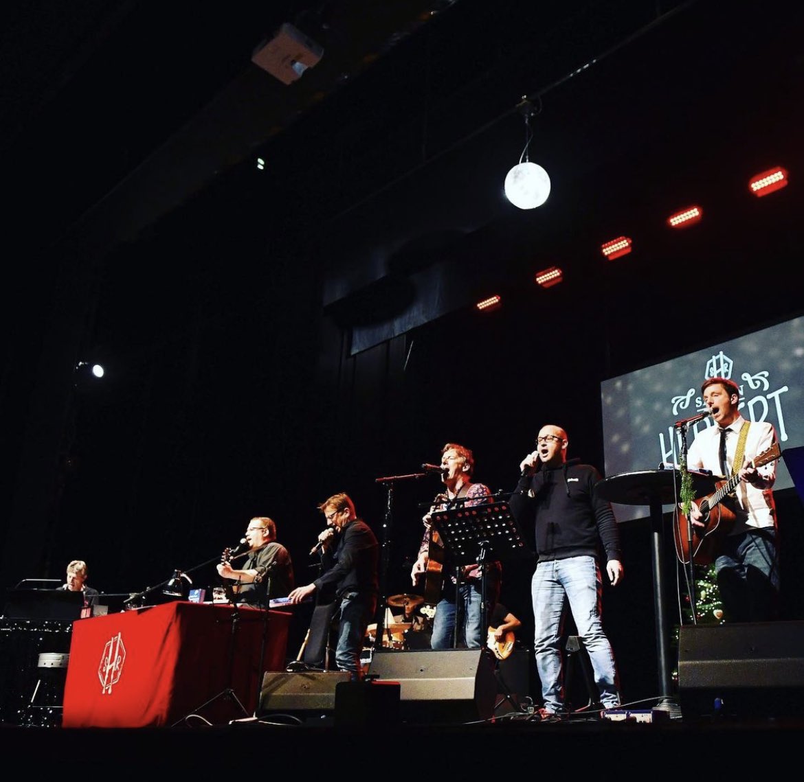 ImreGrimm's tweet photo. So, zur Abwechselung mal was Schönes &amp; Wichtiges! 😊
2 x 1000 Zuschauer. 2 x Liveshow. Am 8. und 9. Juni geht im Theater am Aegi die Post ab! Viel Spaß! 🎉🔥Tickets für den Salon Herbert Royal HIER:
https://t.co/HYA3bQ0o4o https://t.co/YpTbKr6V0N