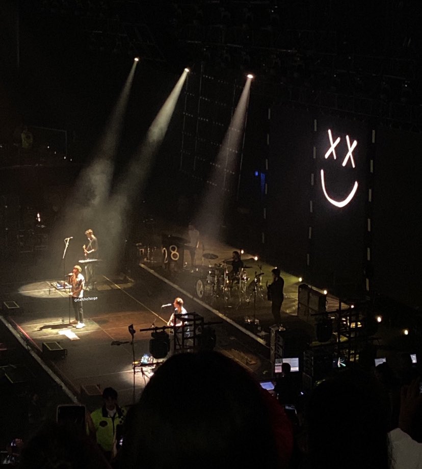 maroonpoets's tweet photo. “this crowd is like no one else in the fucking planet” @Louis_Tomlinson <3 https://t.co/YJn7tucCwJ
