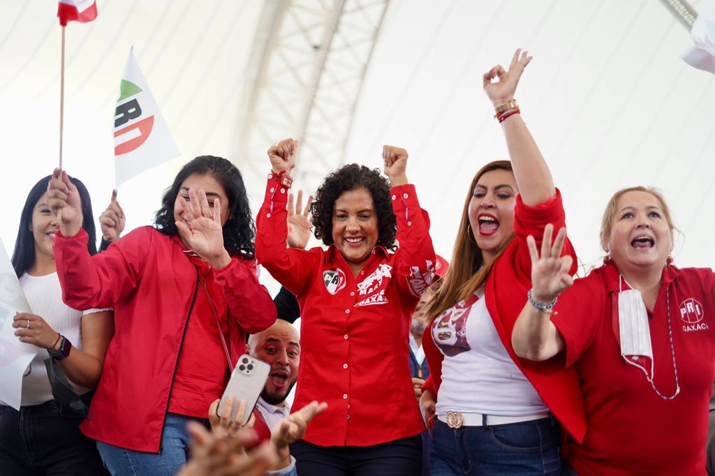 _MaryAviles's tweet photo. En el Auditorio Guelaguetza se confirmó el gran respaldo de la gente a #ElTripleA. Junto a mi esposo @_AvilesAlvarez agradezco todo el cariño de la militancia del PRI y el PRD, así como el de miles de oaxaqueños. ¡Nuestro candidato sí garantiza un mejor futuro! #AlTriplePorOaxaca https://t.co/IDMVVcbGRR