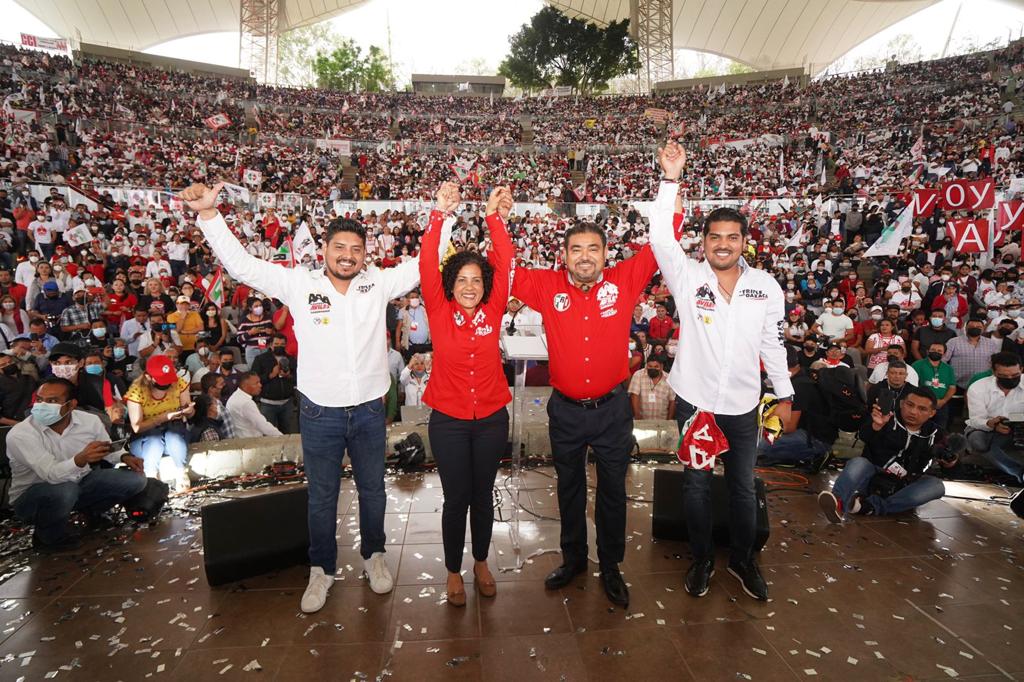 _MaryAviles's tweet photo. En el Auditorio Guelaguetza se confirmó el gran respaldo de la gente a #ElTripleA. Junto a mi esposo @_AvilesAlvarez agradezco todo el cariño de la militancia del PRI y el PRD, así como el de miles de oaxaqueños. ¡Nuestro candidato sí garantiza un mejor futuro! #AlTriplePorOaxaca https://t.co/IDMVVcbGRR