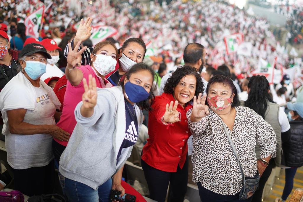 _MaryAviles's tweet photo. En el Auditorio Guelaguetza se confirmó el gran respaldo de la gente a #ElTripleA. Junto a mi esposo @_AvilesAlvarez agradezco todo el cariño de la militancia del PRI y el PRD, así como el de miles de oaxaqueños. ¡Nuestro candidato sí garantiza un mejor futuro! #AlTriplePorOaxaca https://t.co/IDMVVcbGRR