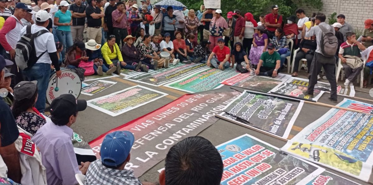 ViaMinera's tweet photo. Pobladores de barrios aledaños al río Gala, en el cantón Camilo Ponce Enríquez, realizan hoy 30 de mayo, plantón de protesta contra las actividades mineras que contaminan “el único río no contaminado” de la zona. https://t.co/wdK5i3aV7S