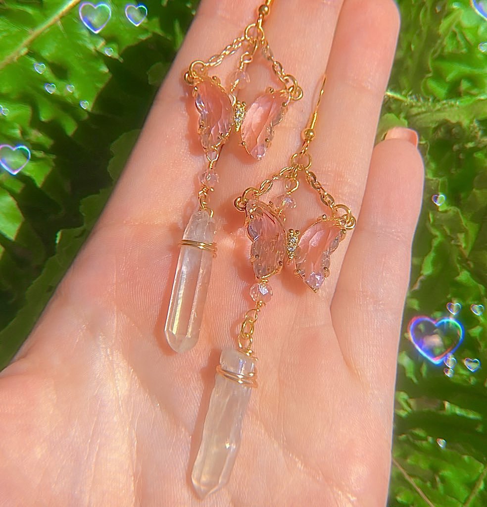 Butterfly Quartz earrings!!🧚🏼✨
✩𝒢𝑜𝓁𝒹 𝓅𝓁𝒶𝓉𝑒𝒹✩
✧𝑅𝒶𝓌 𝒸𝓇𝓎𝓈𝓉𝒶𝓁𝓈✧
🌸etsy.com/shop/VenusJewe…🌸