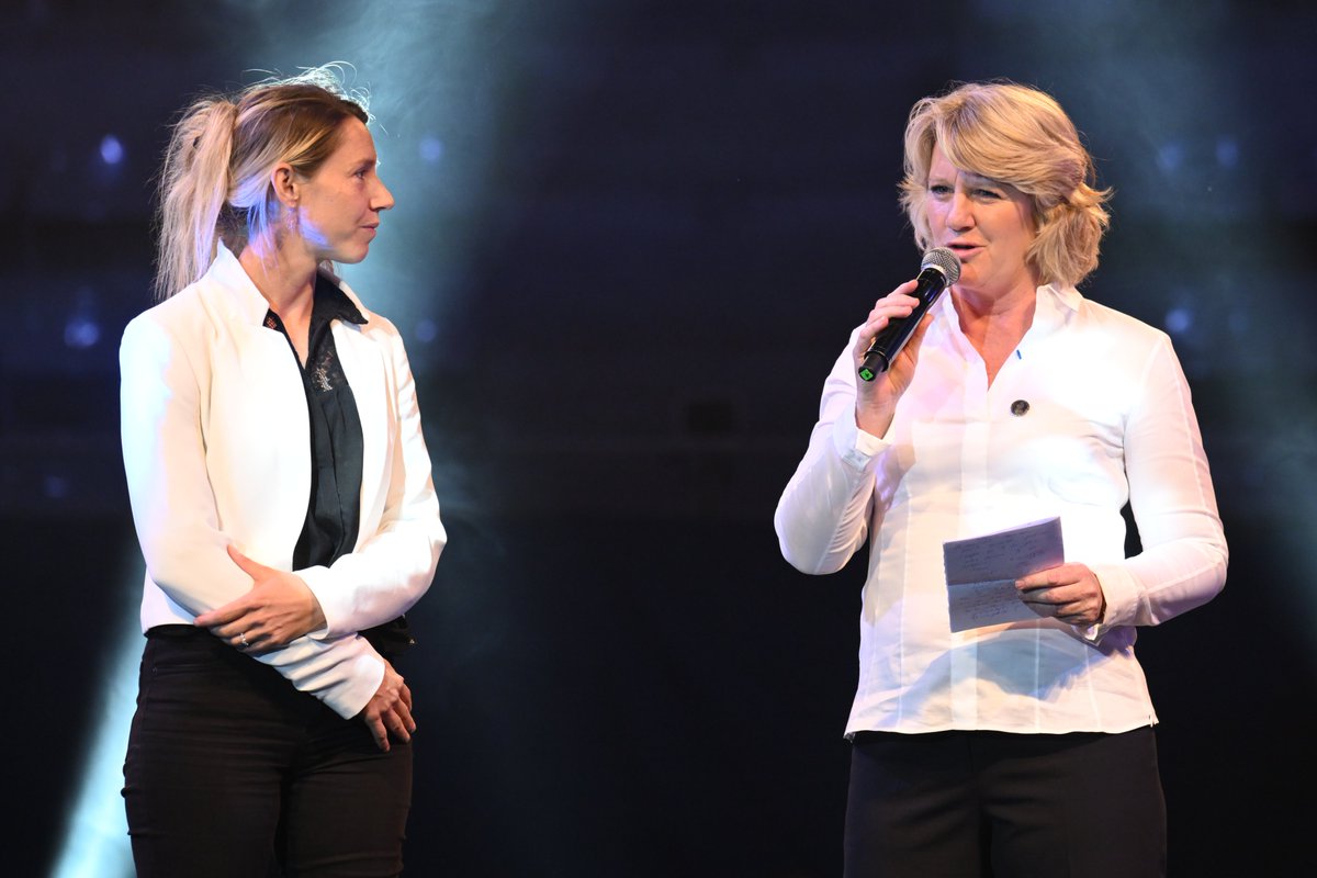 🎙️ <a href="/BrigitHenriques/">Henriques</a>, pdte #CNOSF : "C’est une grande fierté de célébrer nos 224 athlètes, les équipes techniques et médicales présents à la #SoireedesChampions2021. Je remercie les parlementaires, les collectivités, l'<a href="/Agence_du_Sport/">Agence nationale du Sport</a> et les ministres <a href="/AOC1978/">Amélie Oudéa-Castéra</a> et <a href="/Th_Braillard/">Thierry Braillard</a>."