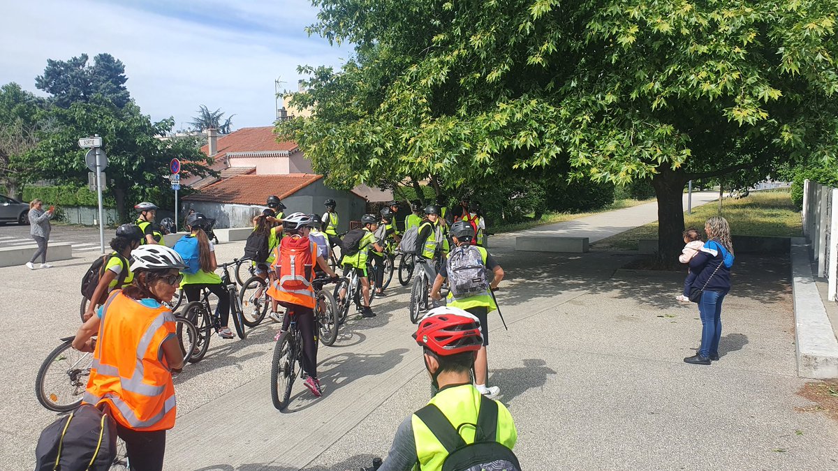 Départ des 5emes #SEGPA du <a href="/CollegeGeGaud/">Collège Gérard Gaud</a> pour un périple de 5 jours en @La_drome et @ArdecheTourisme. Nuits en camping, repas en établissement scolaire. Visites, efforts et vivre ensemble. Bon courage aux élèves et leurs accompagnateurs.