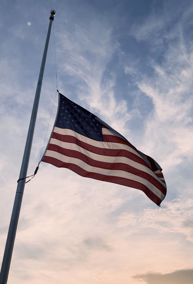 TheTimMcGraw's tweet image. Today we remember and honor those who made the ultimate sacrifice for our freedom and the country we love. Let us never forget. #MemorialDay