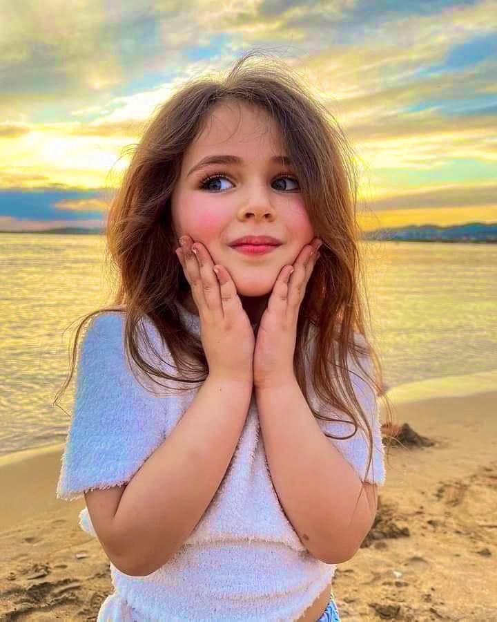 اغبى سؤال لما احد يقولك ما اشتقت لحبك القديم لا والله عمرك شفت احد مشتاق لنوكيا وأهو معه ايفون اقنعني بصراحه😂🤣😅😅🌻🌻🌻