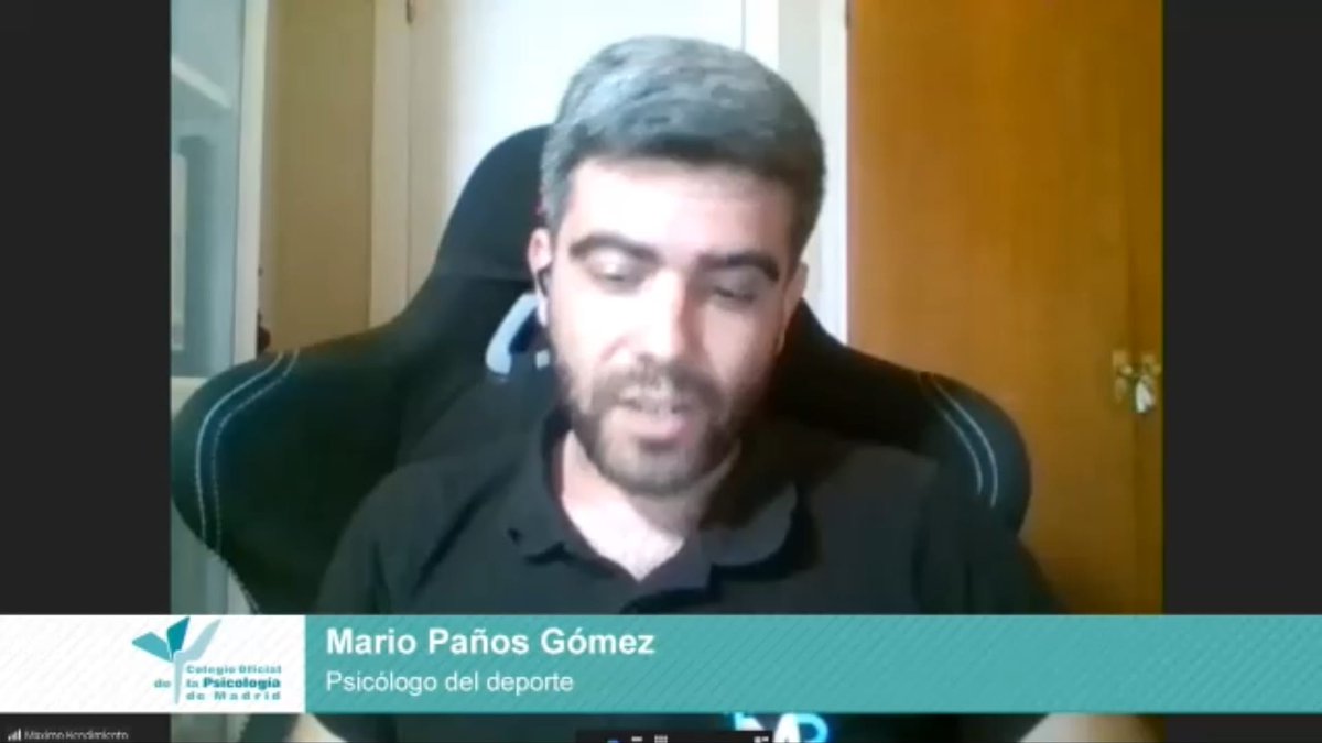 La conferencia de hoy se titula "Deporte de motor" y está impartida por el Psicólogo del Deporte, Mario Paños Gómez y es clausurada por Manuel Aguilar Marchal, de la Sección de Psicología de la Actividad Física y del Deporte del Colegio.