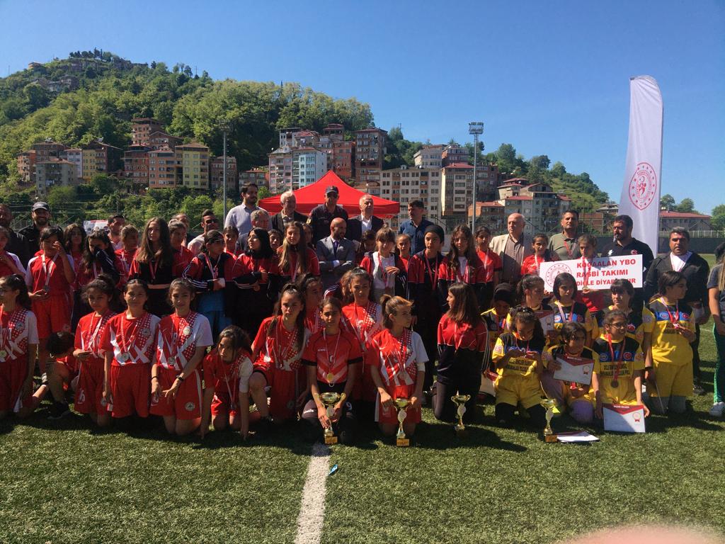 Türkiye Ragbi Fedarasyonunun Trabzon Sürmene’de düzenlemiş olduğu turnuvada
İlçemiz Kocaalan YBO,
Yıldızlar Kız Takımımız Türkiye 🥇
Yıldızlar Erkek Takımımız Türkiye 🥈 olmuştur. TEBRİKLER. 👏👏👏 <a href="/tcmeb/">Millî Eğitim Bakanlığı</a> <a href="/aliihsansu_/">Ali İhsan Su</a> <a href="/Kadirkdryrdgl/">Kadir Yurdagül</a> <a href="/Murat4Kucukali/">Murat Küçükali</a> <a href="/ensarimuhammed/">MUHAMMED ENSARİ</a> <a href="/Diyarbakirmem/">Diyarbakır İl Millî Eğitim Müdürlüğü</a>