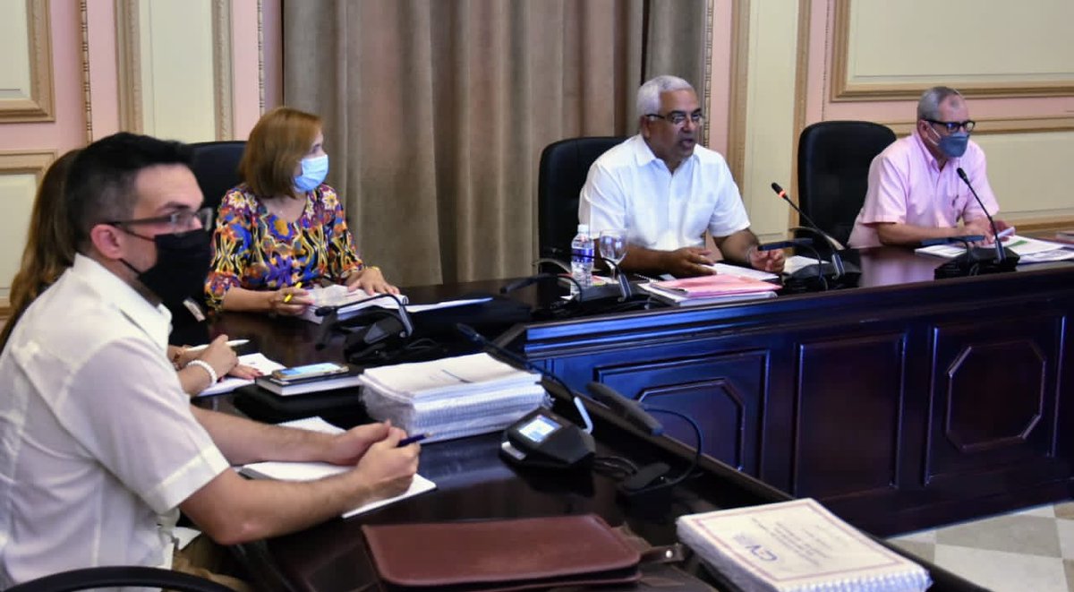 Oscar_CubaTSP's tweet photo. Hoy sesiona la Comisión Redactora  del #CódigoDeLasFamilias para evaluar los resultados de la #ConsultaPopular en el  contenido del Proyecto. Se revisa cada párrafo y se realizan amplios y profundos debates. #CubaLegisla @AsambleaCuba @DiazCanelB @MMarreroCruz @anamarianpp https://t.co/etWFse8w3H