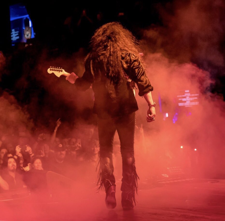 TrouserSuit's tweet photo. THE best guitarist in the world and the coolest of cool 👇 @OfficialYJM https://t.co/3BWnWsOO38
