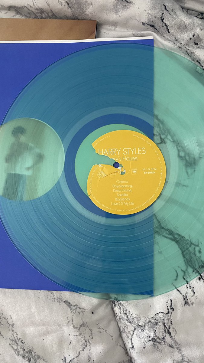 kayroseee13's tweet photo. my harry’s house vinyl came damaged 😔 has anyone gotten a response from customer service about theirs?? 
@HSHQ pls help https://t.co/ASD0OhSPgq