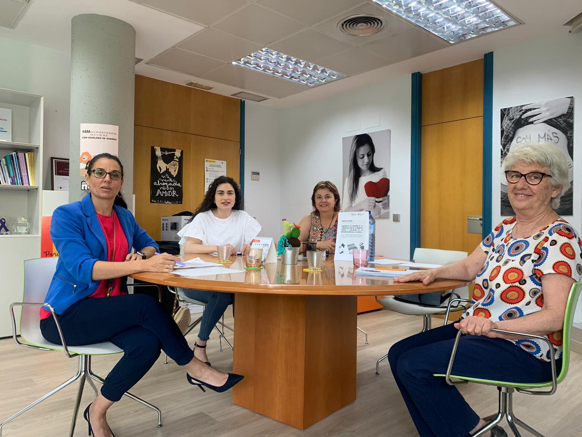 Esta mañana parte del equipo de trabajo del Colegio encargado de realizar el Informe/Diagnóstico de la situación del colectivo #LGTBI en la #RegiondeMurcia ha presentado un avance de esta investigación a <a href="/MariaJo_1012/">Maria_Jose_Garcia 🇪🇸</a> D.G
Mujer y Diversidad de Género <a href="/VicepresidenRM/">Vicepresidencia Murcia Agosto 2019-Septiembre2023</a> <a href="/LolaFerre12/">Lola Ferre Abellán</a>