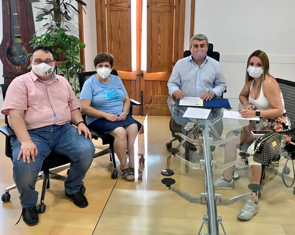 andreucaballero's tweet photo. En el #DiaMundialEsclerosiMultiple és oportú reconèixer la labor que realitzen totes entitats per millorar la qualitat de vida de pacients i familiars. Gràcies especialment a @EMdeMallorca, Maria Antònia Vives i tot l'equip d'Inca. #EsclerosisMúltiple #EntitatsInca https://t.co/F0GDhivhNq