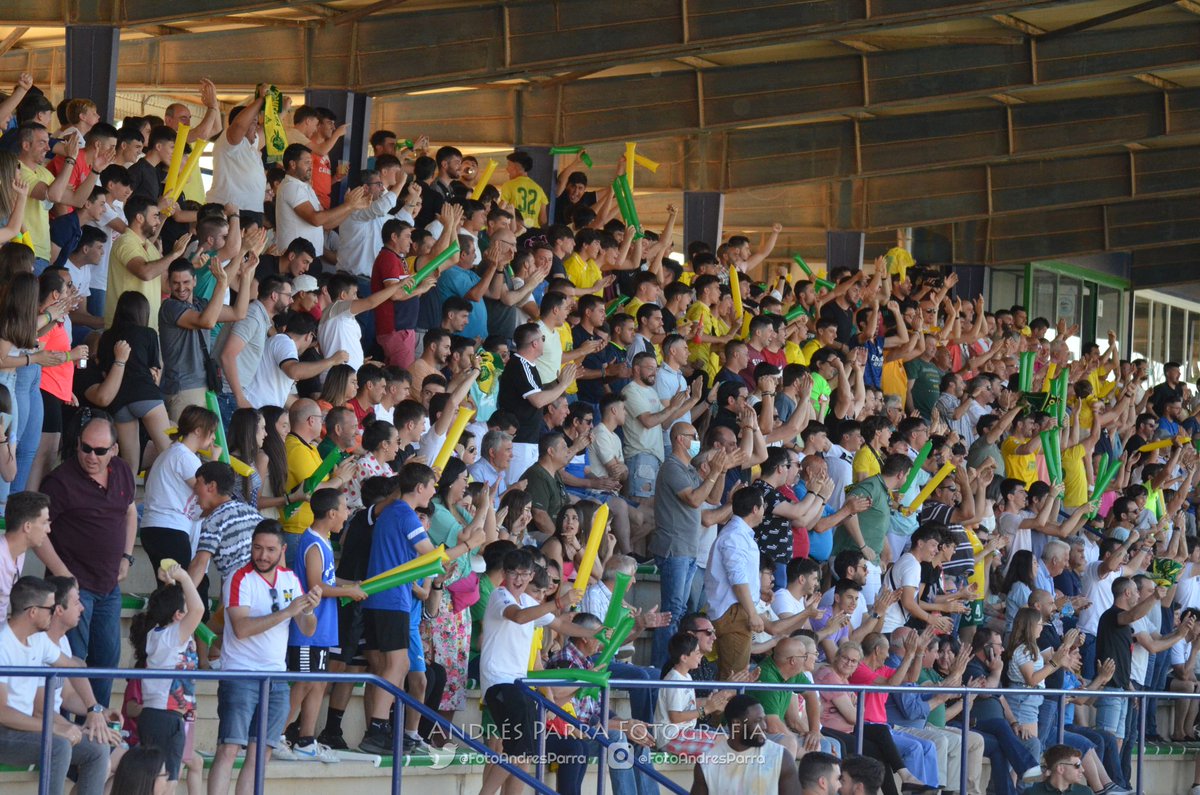 Gracias afición! 🟡🟢
Gracias a todos que sin vosotros hubiera sido imposible.
#Tomelloso es muy grande unido.
Nos vemos ✊
Temblaban las gradas del Paco Gálvez con la afición del <a href="/AtlTomelloso/">Atlético Tomelloso 💛💚</a> 😘