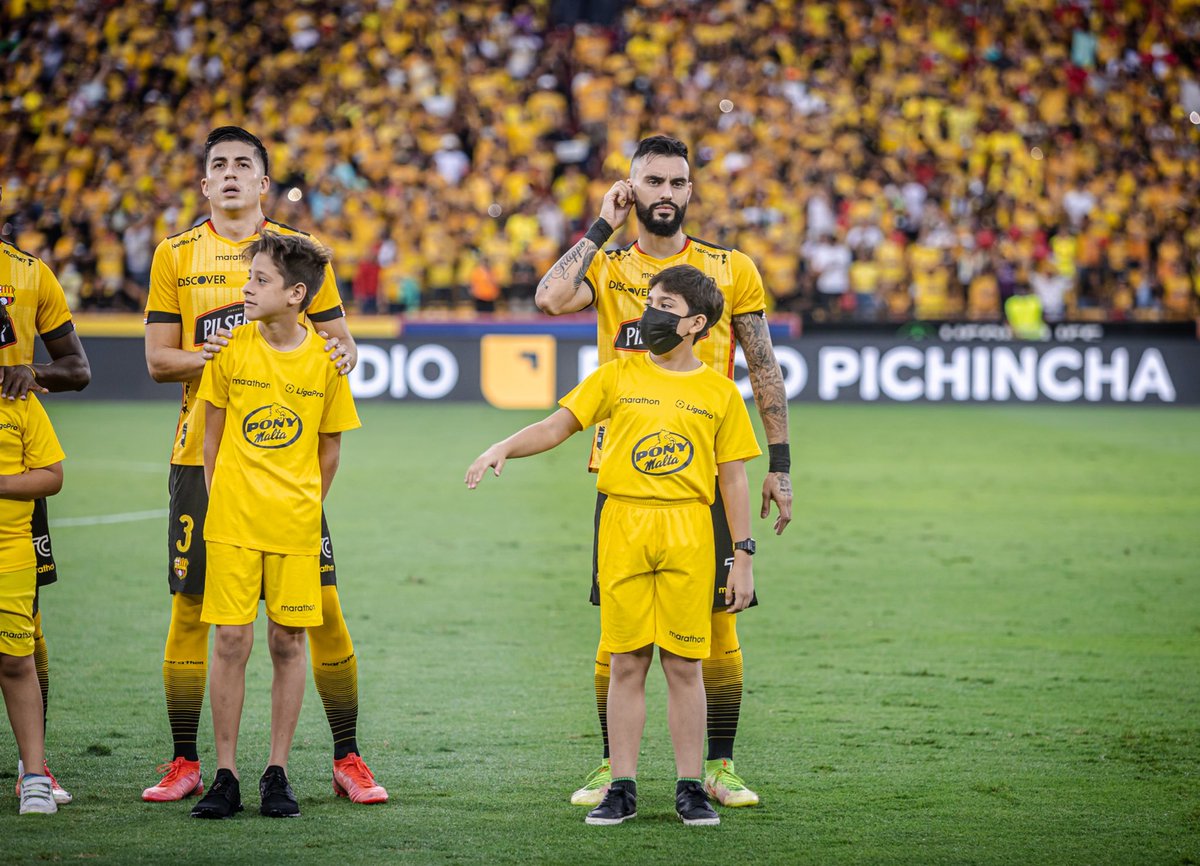 sociosbsc's tweet photo. Ellos son: ¡Los #BSCKids Finalistas!👦👧💛 https://t.co/pNc3V35qJb
