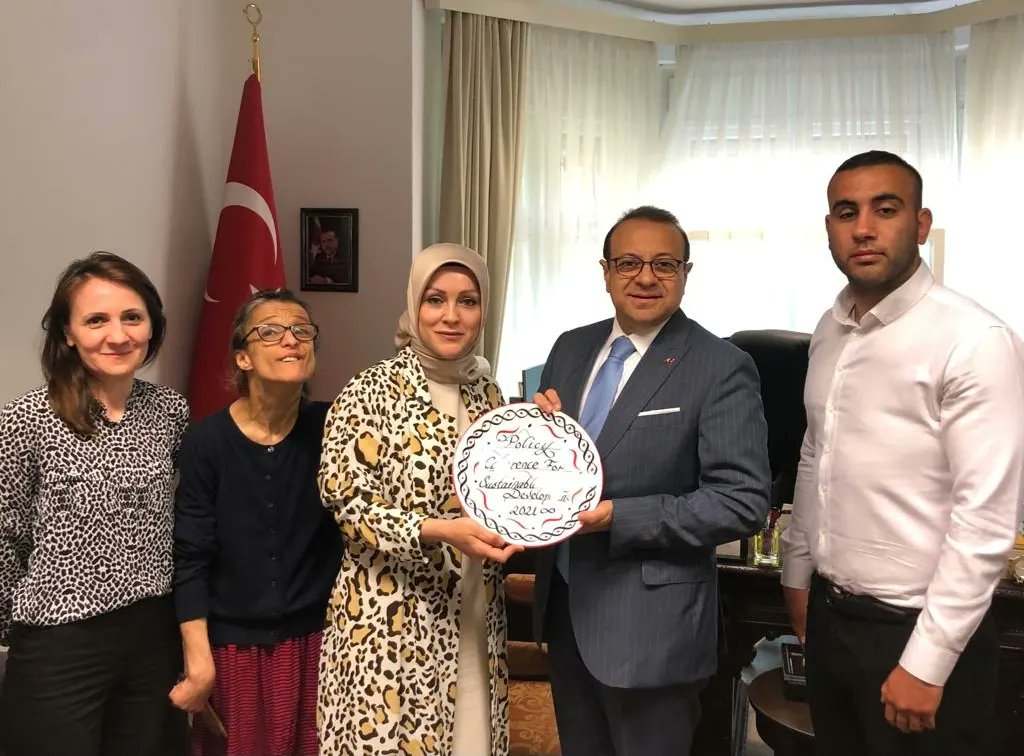 (1/2) Paní Gülçin Mete, předsedkyně představenstva VIKADER, jedné z tureckých nevládních organizací, které úspěšně reprezentují Turecko doma i v zahraničí, a členka správní rady Strany spravedlnosti a rozvoje za Istanbulskou provincii,  navštívila našeho velvyslance ++