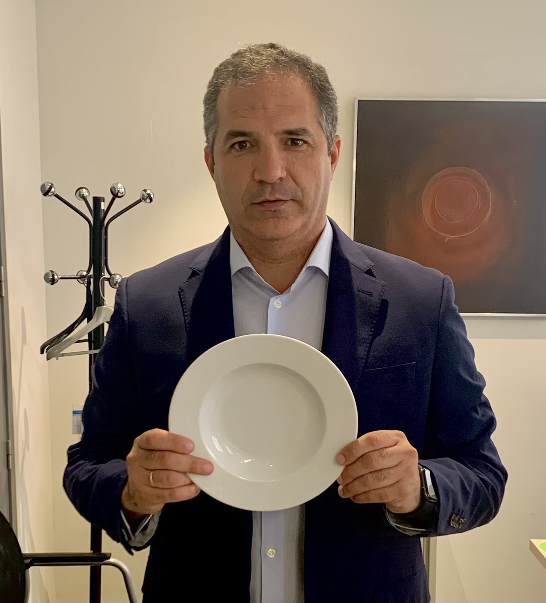 LuisPicon77's tweet photo. Soy Luis Picon y me uno a #NingúnHogarSinAlimentos para que a ninguna familia le falte un  🍽 en la mesa. Haz tu donativo Bizum 3️⃣8️⃣0️⃣1️⃣4️⃣ 
@caixabank @FundlaCaixa 
@fesbal_org @B_Alim_Sev https://t.co/yzFxCK4To2