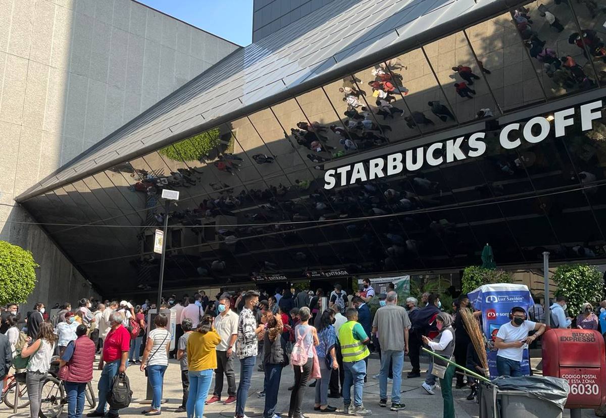 elgmx's tweet photo. ⚠️ Contribuyentes de la Ciudad de México hacen largas filas en las oficinas del SAT, sobre paseo de la Reforma frente a la Torre del Caballito, para obtener su Constancia de Situación Fiscal, debido a que sin esta no podrán cobrar su salario. https://t.co/7Y1s5FOvgN