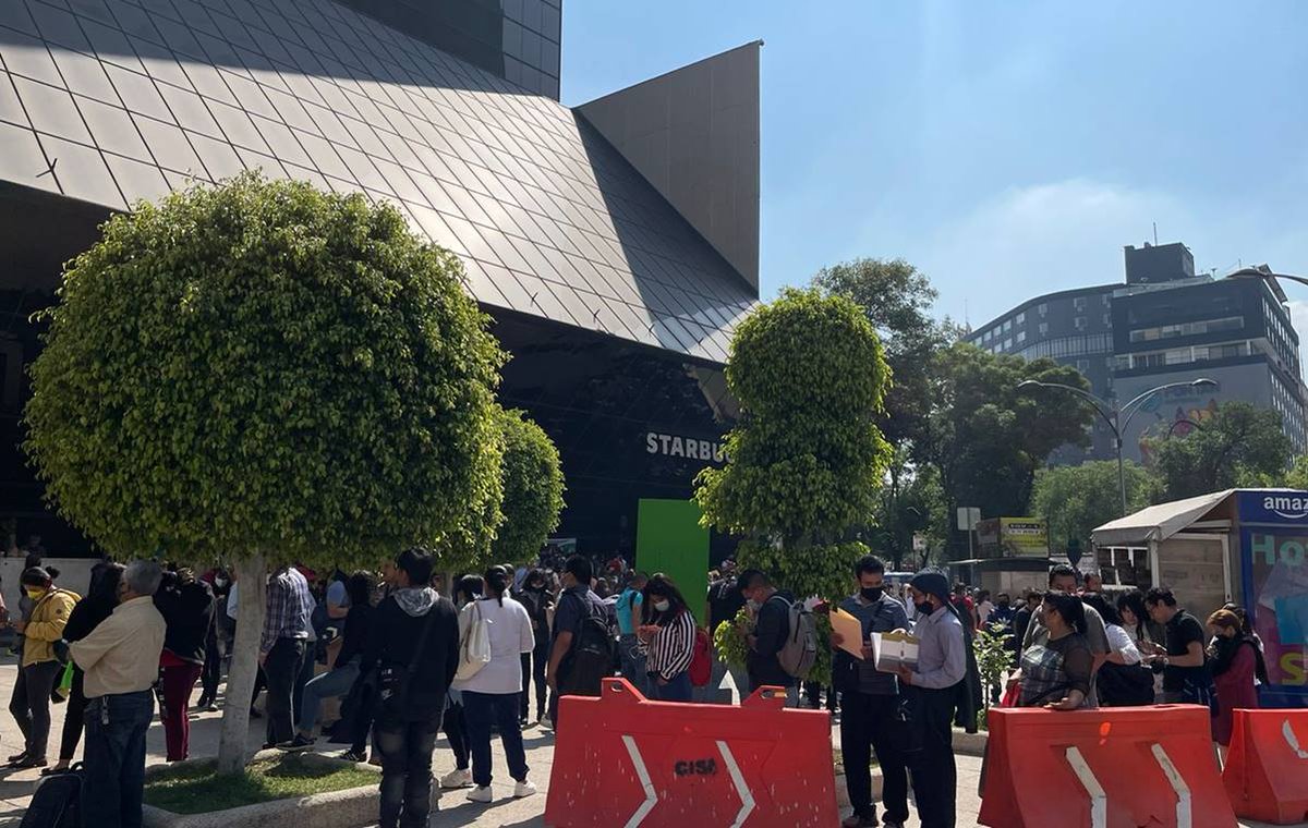 elgmx's tweet photo. ⚠️ Contribuyentes de la Ciudad de México hacen largas filas en las oficinas del SAT, sobre paseo de la Reforma frente a la Torre del Caballito, para obtener su Constancia de Situación Fiscal, debido a que sin esta no podrán cobrar su salario. https://t.co/7Y1s5FOvgN