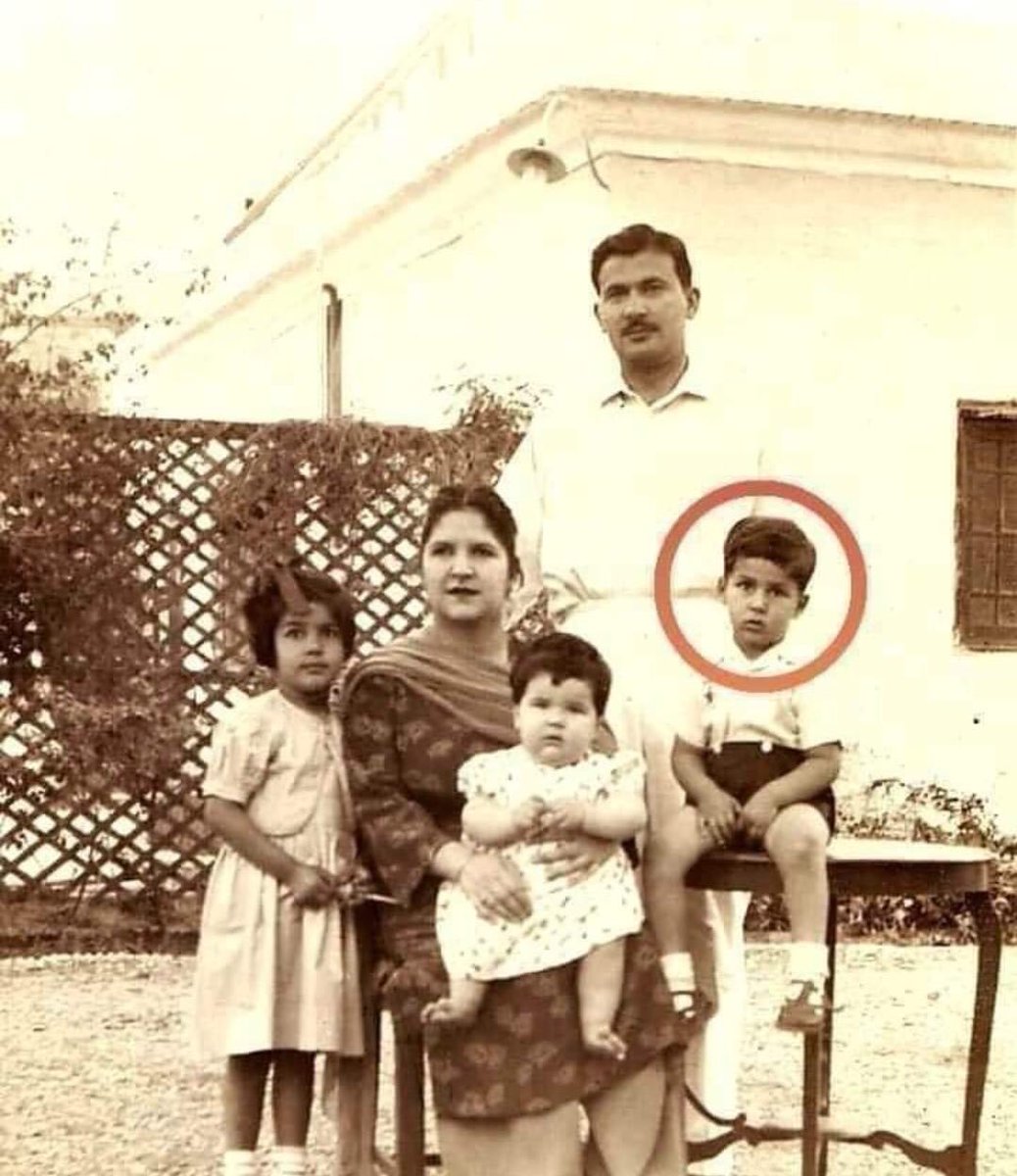 IamYasirkhan3's tweet photo. کسی نے سوچا تھا یہ معصوم بچہ ایک دن بڑا ہوکر بڑے بڑے ملک دشمن عناصر کی نیندیں حرام کردے گا ❤️(1955) 
 #امپورٹڈ_حکومت_نامنظور https://t.co/Vu702c3Skw