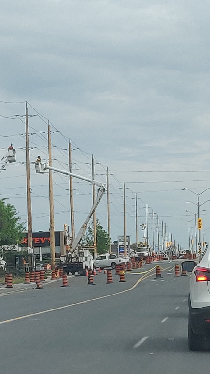 4deck's tweet photo. How is this prevented from happening again if the replacement poles are the same as those that failed? @hydroottawa #twigtechnology https://t.co/MbO7cE1RMo
