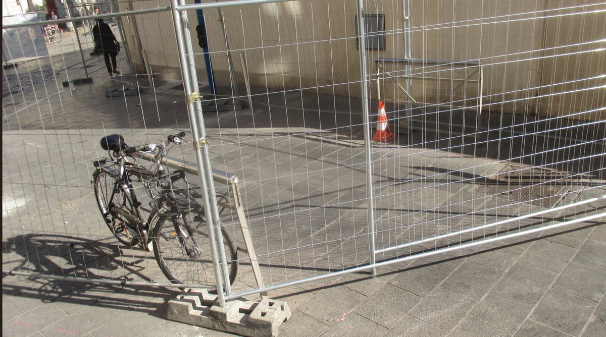SeoFred34's tweet photo. Belle surprise en sortant de l'agence ce soir : les ouvriers de #RazelBec pour le chantier du tram devant la gare se sont apparemment bien amusés à enfermer mon vélo (car ils pouvaient largement décaler la clôture). J'ai bien cru devoir rentrer à pied avant de trouver un passage. https://t.co/QKYhVqqW1J