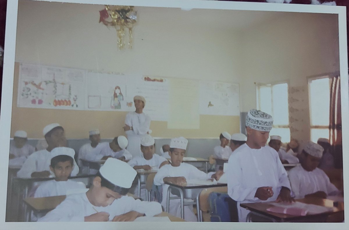 من الذاكرة .. صورة تعود لعام 1993 في مدرسة ضنك الإعدادية ويظهر بعض الطلاب منهم: 
 متعب معتوق الشكري ( الواقف في الصورة ) ، أحمد فرج المربوعي، خالد المنعي، سعيد الربخي، محمد غميل الشكري، خالد الشكري ،حوشم المنعي ، طلال العزيزي ..  لهم مني كل تحية 💐