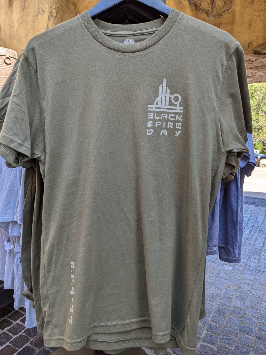 cstephens2's tweet photo. Cute new #blackspireoutpost shirt. Love the symbols on the back of the various businesses: #droiddepot , #milkstand , #ogascantina , creature stall, toy store, #rontoroasters and #dokondarsdenofantiquities . #batuu #galaxysedge #starwarsgalaxysedge #disneyland #magicishere https://t.co/t9nQegQDux