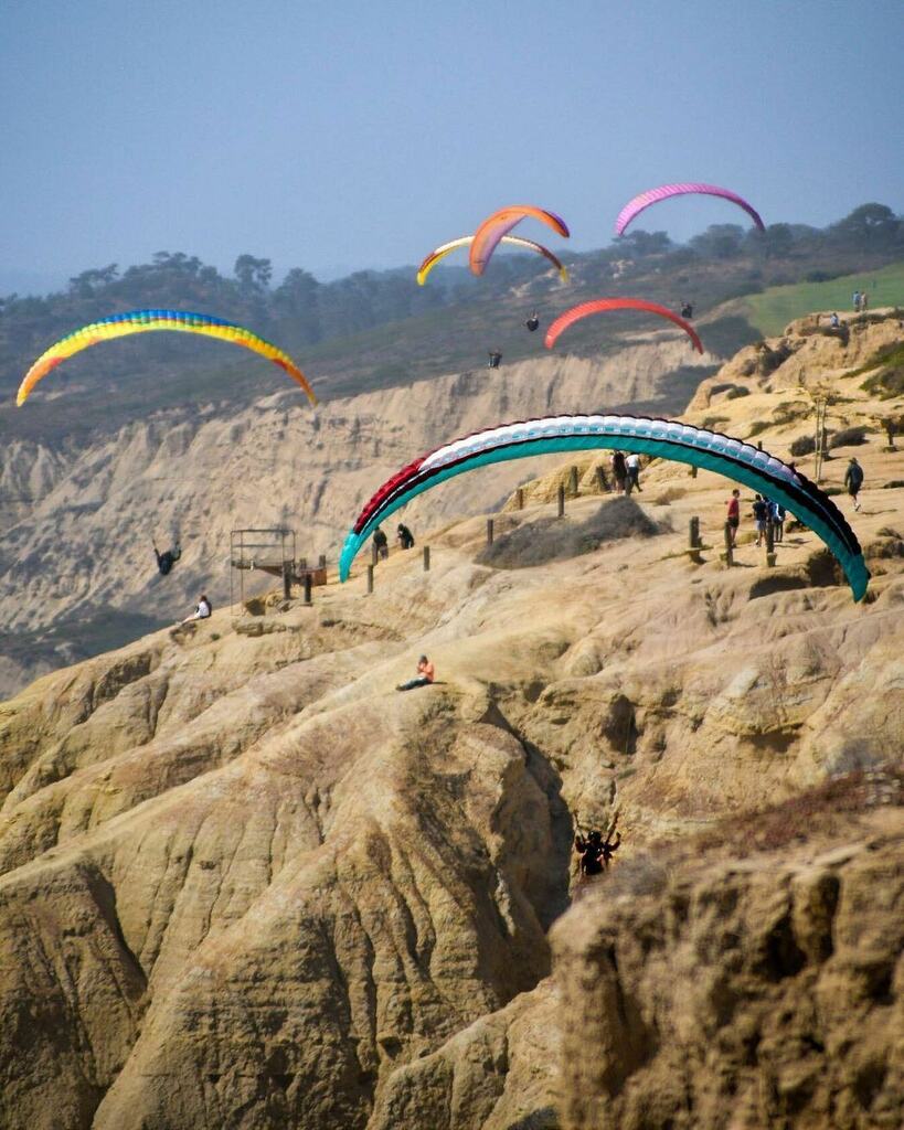 Hope you’re not scared of heights! ↯ This lovely action shot from @thelightchase features adventurists soaring over Black’s Beach in La Jolla. ↯ Want your photo featured? Simply follow us @SanDiegoPhotos and tag your San Diego Photos with #MySDPhoto!… instagr.am/p/CeM4dWupc0P/