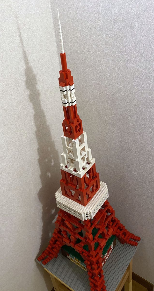 KOTOHir's tweet photo. #LEGO　The construction period is a little over a month. The height is 111 cm tall, 1/300 model of Tokyo Tower. https://t.co/zjKvFj8AvX