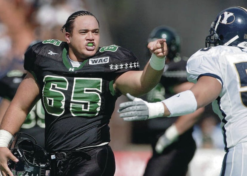 I am extremely BLESSED to been offered by the university of Hawaii!! #RainbowWarriors ⚪️🟢 <a href="/Coach_Ena/">Eti Ena</a> <a href="/ursua05/">Jared Ursua</a> <a href="/T_BirdFootball/">Timpview Football</a> thank you!!