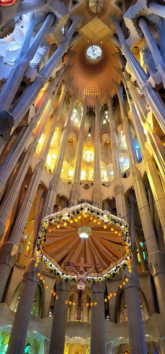 chernorris's tweet photo. @afewmilesmore @CharlesMcCool @Giselleinmotion @LiveaMemory @perthtravelers ❤️Wat Pho in Bangkok 🙏🏻 sharing #BasilicadelaSagradaFamilia in #Barcelona #Spain🇪🇸 Been here couples times. Saw the changes &more completion as years goes by. Construction started on 1881. They have been building and still another 5-10+ years to complete?#Top4Theme #Top4Gold https://t.co/jQAOOOxFjL