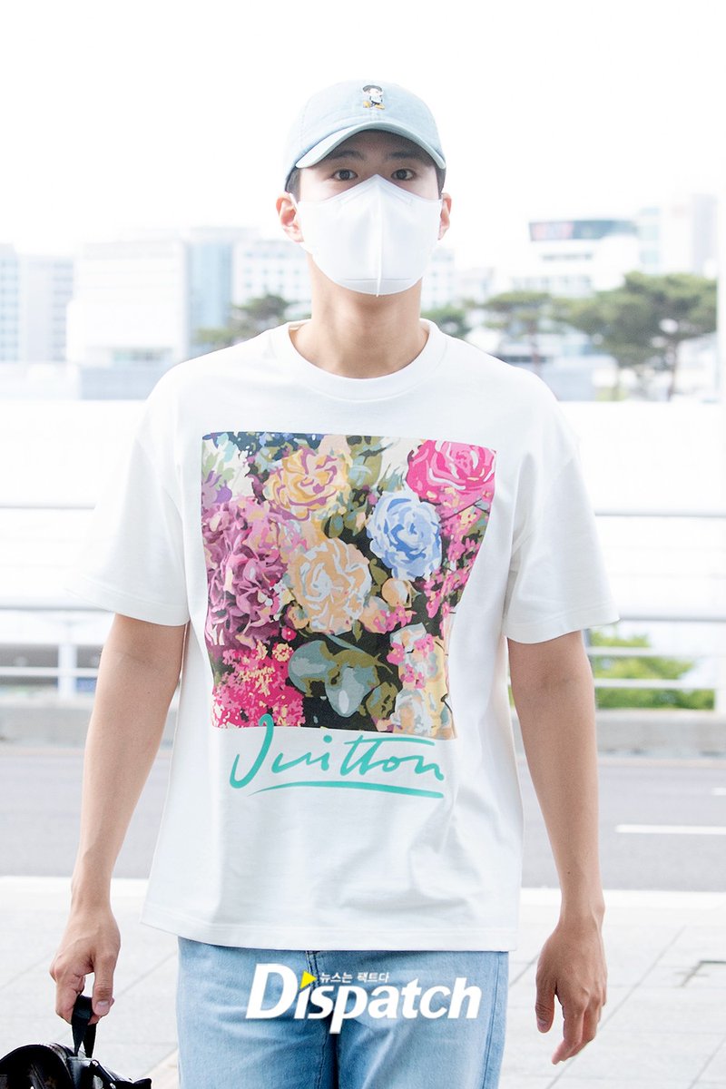 ✈️🇹🇭 Welcome To Thailand #พัคโบกอม สนามบินอินชอน เช้านี้ กำลังเดินทางมาประเทศไทย เพื่อร่วมงาน Louis Vuitton FW22 Men’s 8.2 Spin-Off Fashion ในวันพรุ่งนี้ค่ะ ณ ICON SIAM 

💘 #LVmenFW22 박보검  #ParkBogum