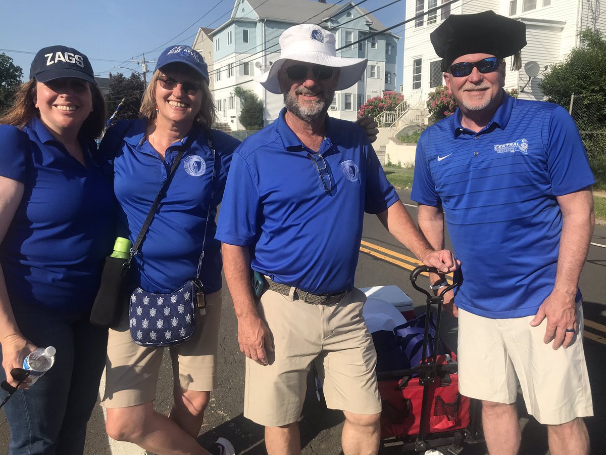 With this special bunch 💙 <a href="/CCSU/">Central Connecticut State University</a> 🎓today <a href="/CoNBCT/">New Britain, CT</a> @MemorialDayparade! #Thankfulforthosewhoserve.☮️ Hey look at my friends <a href="/johndaytully/">john day tully</a> and that funny guy Gil <a href="/CTHalfWit/">Gilbert Gigliotti</a> lying on the road.😀
