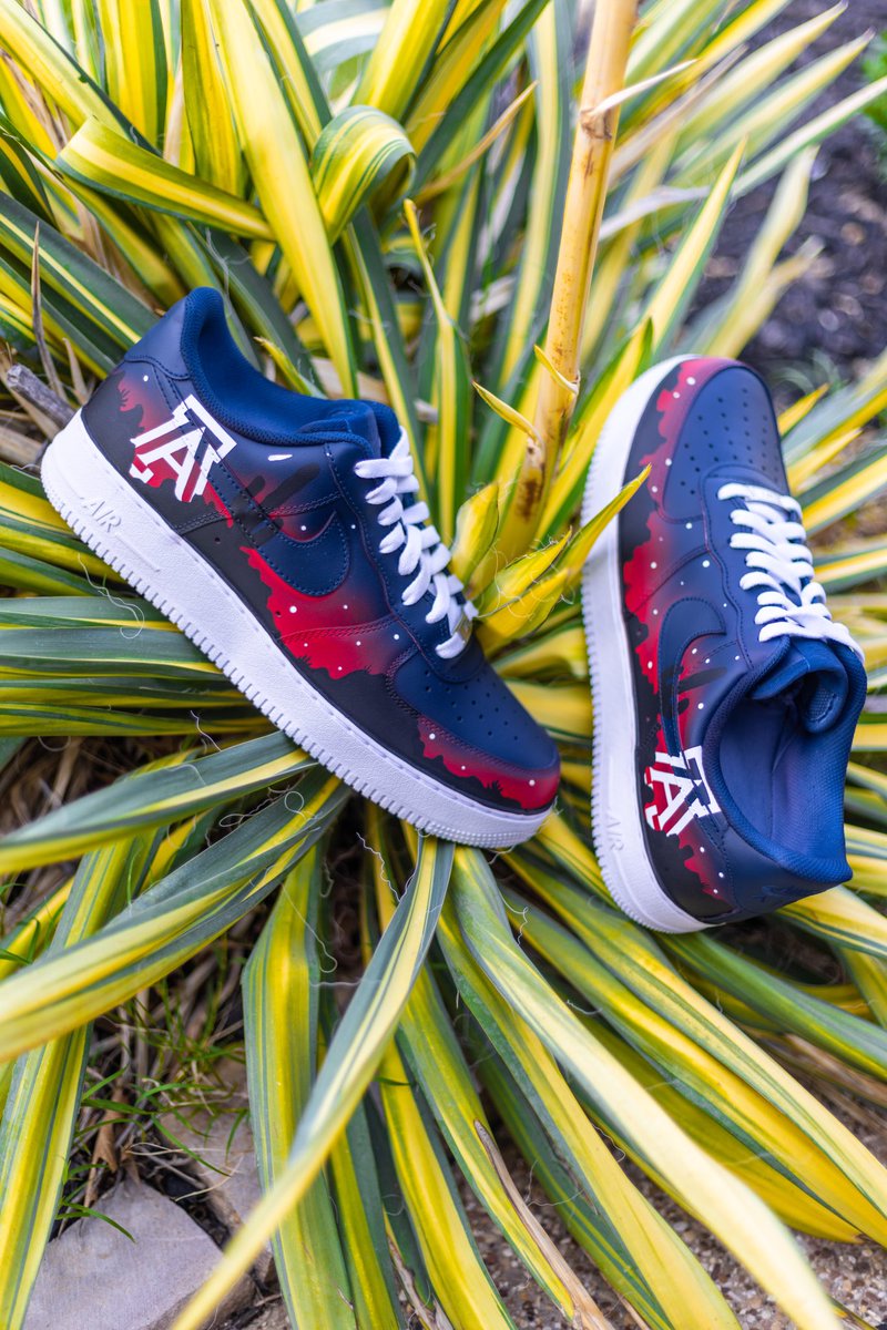 jada_theblock's tweet photo. Desert Dawn Forces 🩸

#customshoes #customairforce #customairforce1 #customsneakers #desert #uofa #uofawildcats #uofafootball #wildcats #arizona #arizonawildcats #tuscon https://t.co/qincjvmDDa